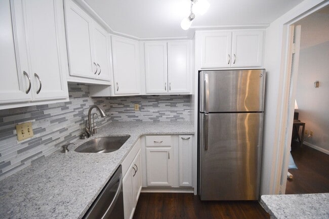 Building Photo - Furnished Unit STEPS FROM THE MAYO CLINIC ...
