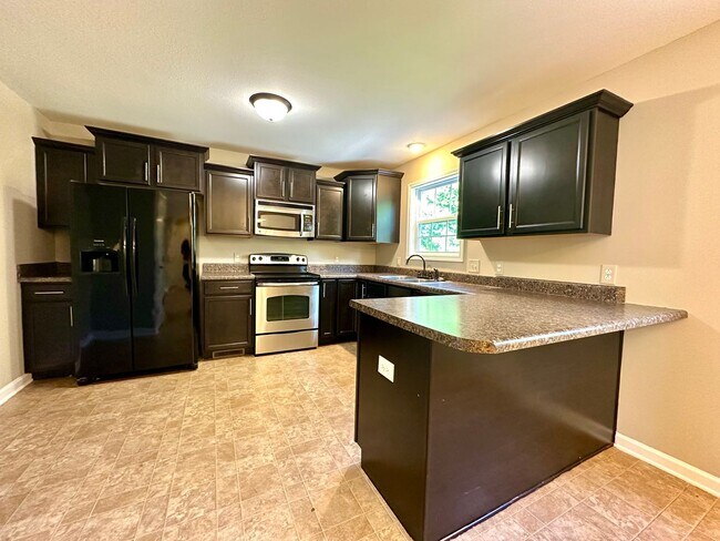 Building Photo - Spacious 3-Bedroom Home with Fenced Yard & Garage!