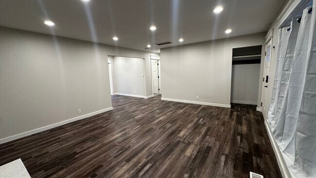 Building Photo - 340 SE 26th Ave