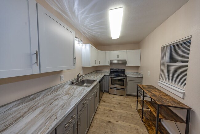 Building Photo - One bedroom duplex unit in Camas. - 2 blocks south of Crown Park