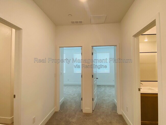 Building Photo - 2752 E Tamarind Dr