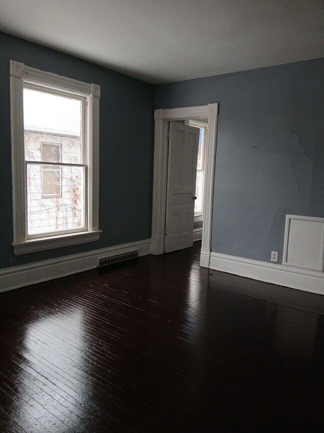 Building Photo - 964 N Court St