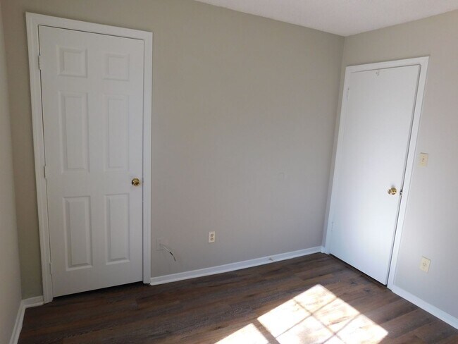 Building Photo - 5820 Briarwood - Ready for move in!!