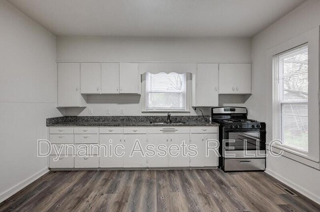 Building Photo - 510 W 3rd St