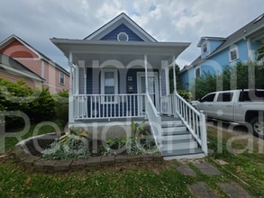 Building Photo - 910 Oakwood Ave