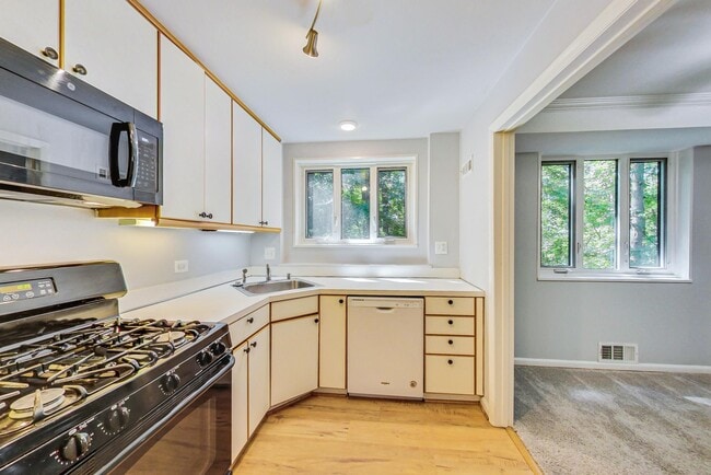 Building Photo - 10501 Montrose Ave