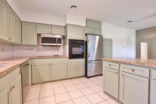 Building Photo - 606 Venice St