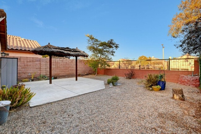Building Photo - Remodeled Three Bedroom in Summerlin! No carpet!
