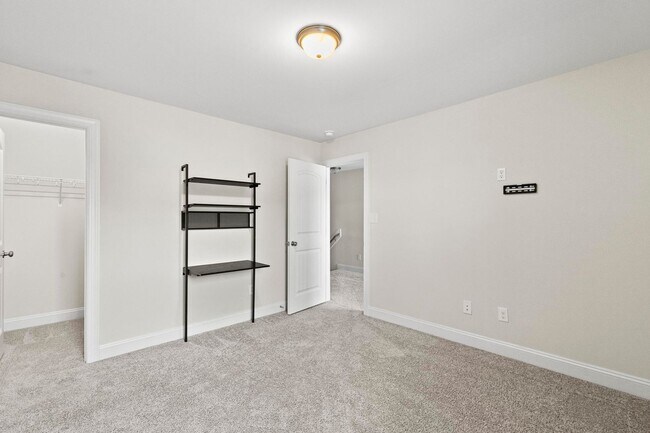 Building Photo - Large 4 bedroom in The Shores and Windpointe!