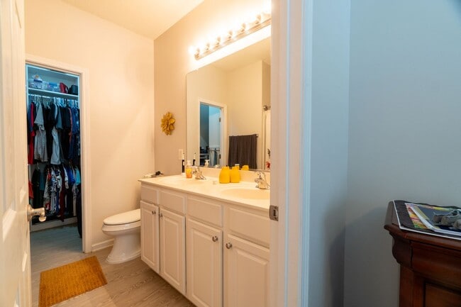 Building Photo - Beautiful townhome in Whitsett NC