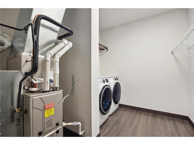 Building Photo - 253 Lake St E