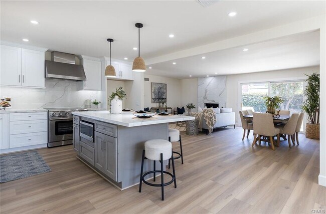 Building Photo - 1411 E 1st St