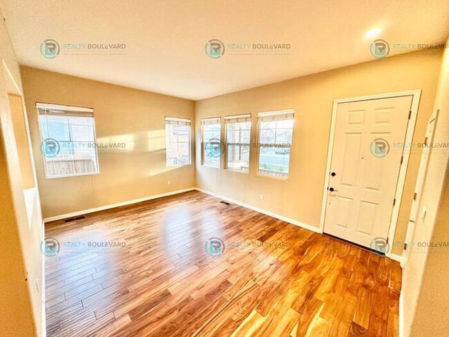 Building Photo - Half-Month Free Rent! Charming 3-Bedroom H...