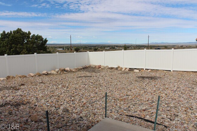 Building Photo - Charming 3-bedroom Home