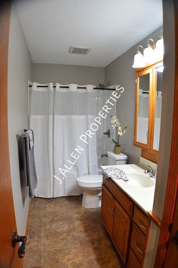 Building Photo - 2219 Sunset Ave