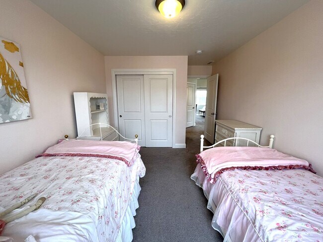 Building Photo - Welcome to this charming 3 bed 2.5 bath ho...