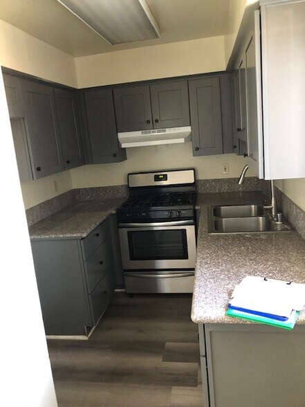 Building Photo - 1325 Hoover S St