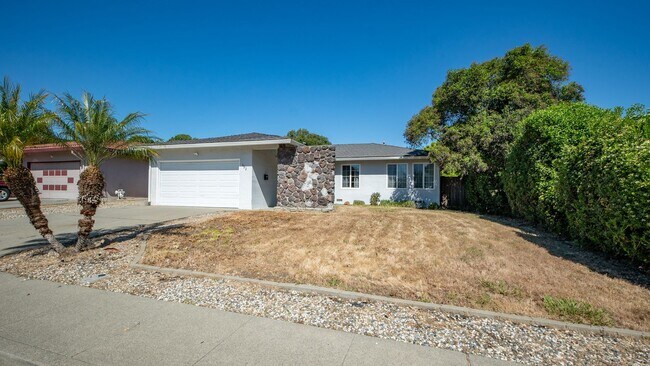 Building Photo - 3bed/2bath home available now!