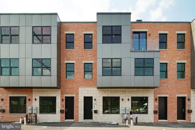 Building Photo - 1512 S 25th St