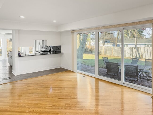 Building Photo - 3320 Lakewood Ct