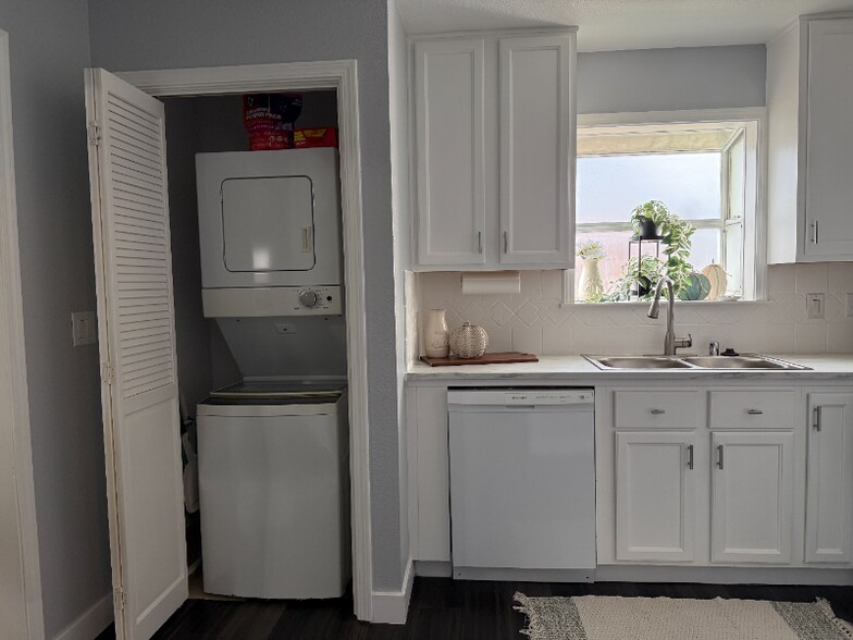 Building Photo - 8907 Amerigo Ave