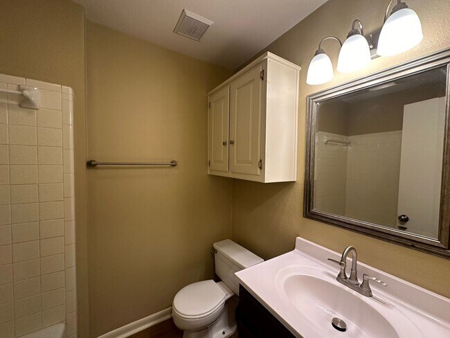 Building Photo - Charming 3 Bedroom in Flint!