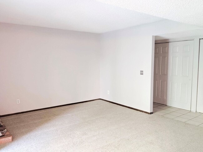 Building Photo - 1 Bedroom Condo (Available Immediately)