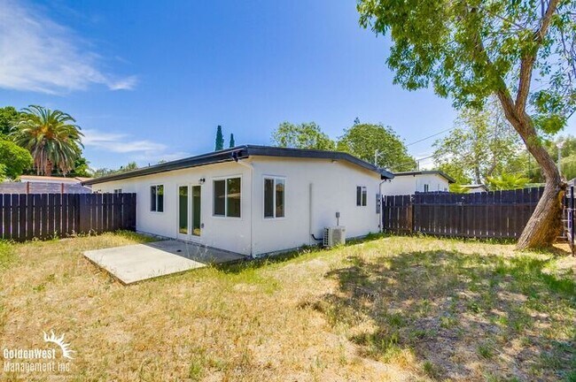 Building Photo - Remodeled 2Bdm 1Ba Apartment with Spacious Yard in La Mesa