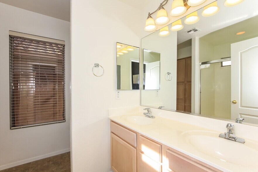 Building Photo - 15667 W Saguaro Ln