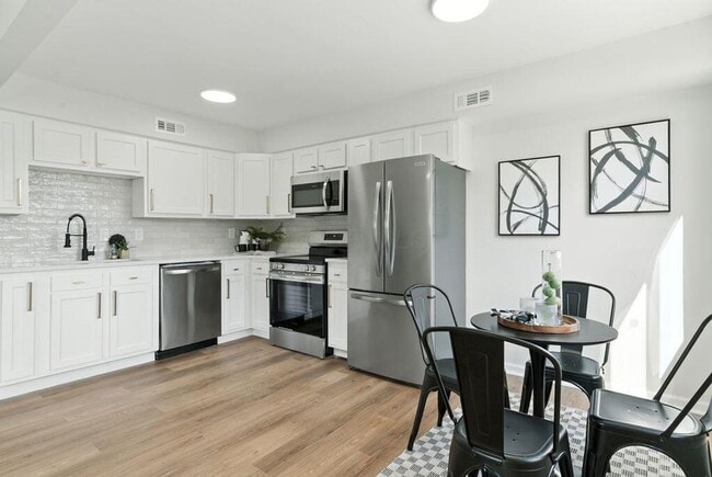 Building Photo - Charming 2-Bed / 1-Bath Ranch in Quiet Col...