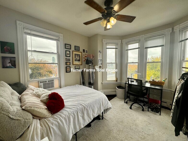 Building Photo - 717 Parker St