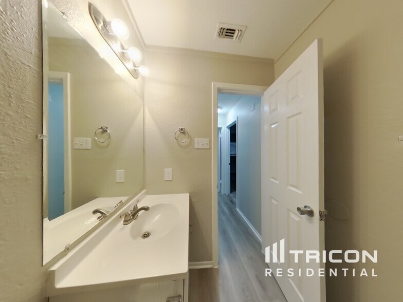 Building Photo - 4111 Sunrise Crest Dr