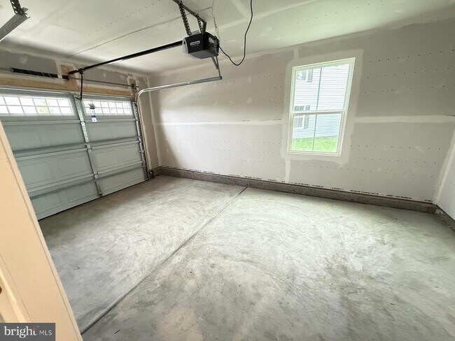 Building Photo - 613 Laurelwood Dr