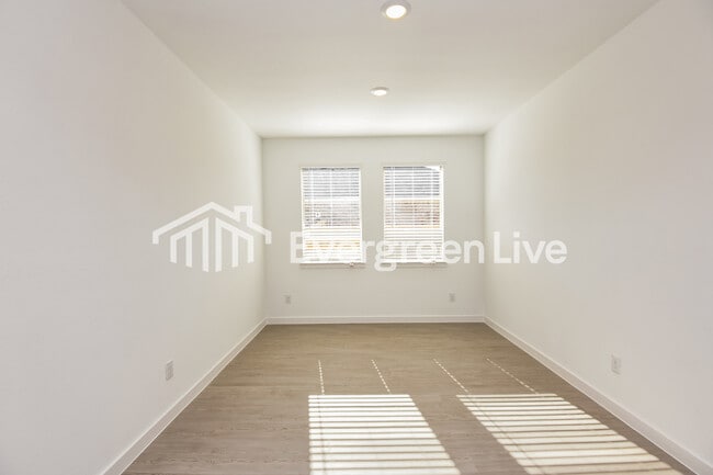 Building Photo - 209 Pine St