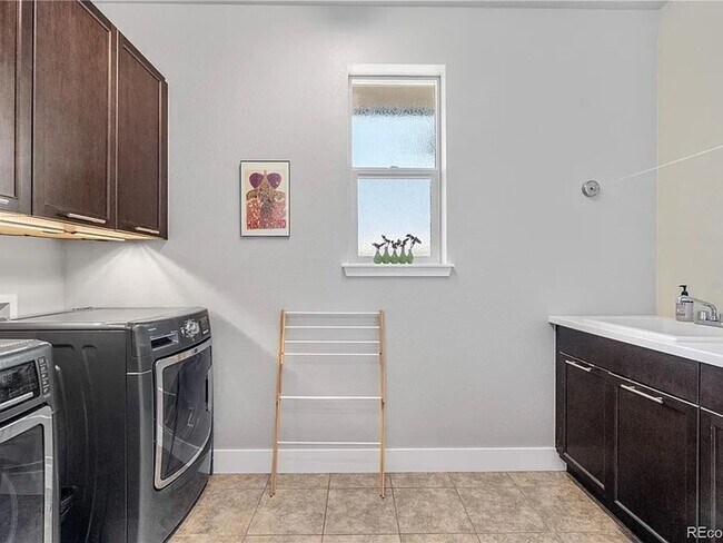 Building Photo - Stunning 4BR House on corner lot in Denver...