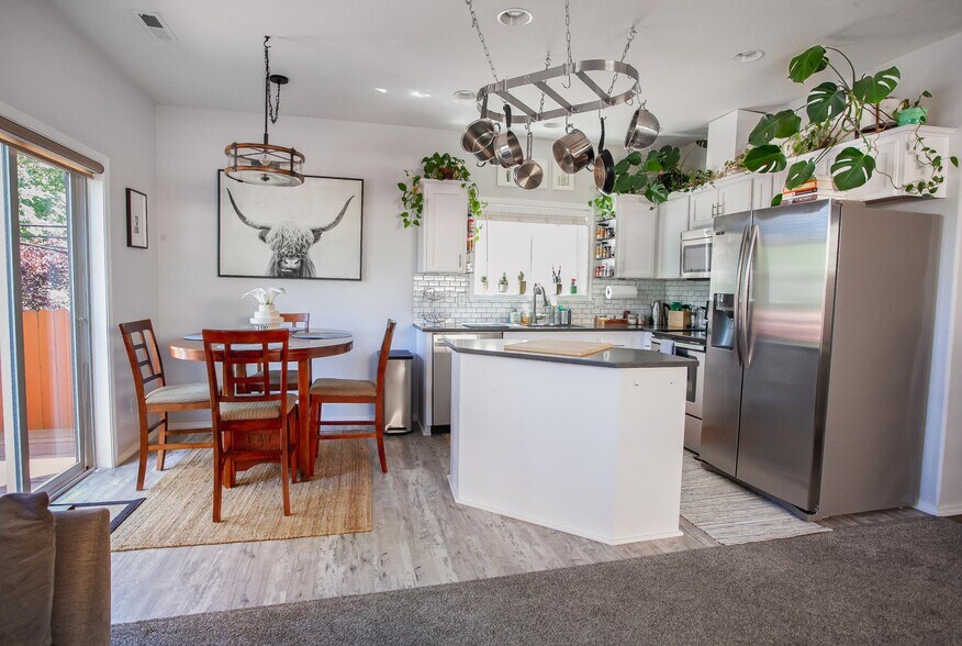 Building Photo - 5615 NE 75th Ave