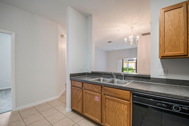 Building Photo - Spacious 3/2 Condo in the Gated Oakwater Community with Single Car Garage! Brand new carpets and ...