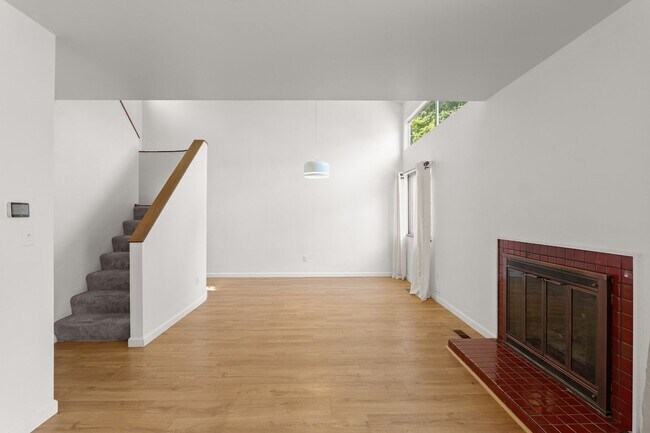 Building Photo - 2 Bedroom, 1.5 Bathroom Townhome-Style Condo in Tanasbrook, Near Tanasbourne!
