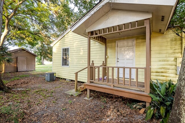 Building Photo - Cute 2 Bedroom Home