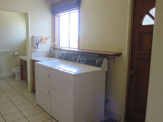 Building Photo - 3bd/2ba + 1bd/1ba country living home