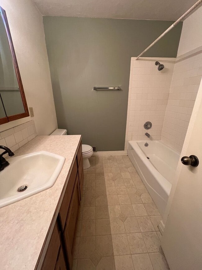 Building Photo - 3 Bedroom 3 Bathroom Highland area home.