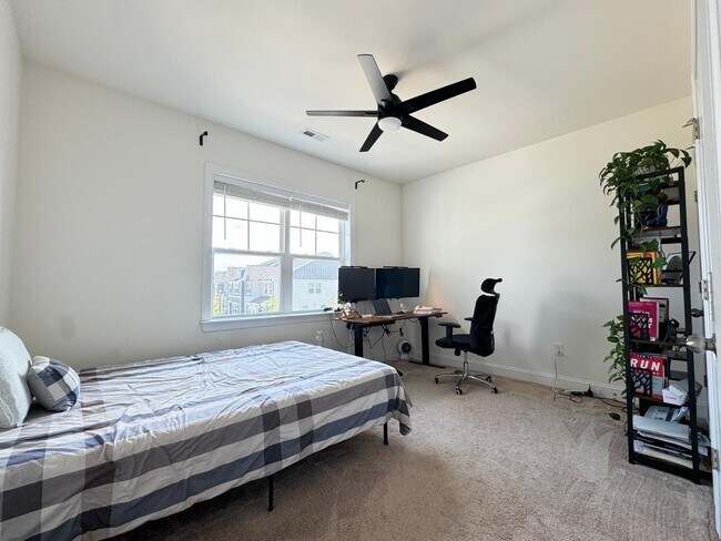 Building Photo - Spacious Luxury 3 Bedroom Townhome for Rent - Great Amenities