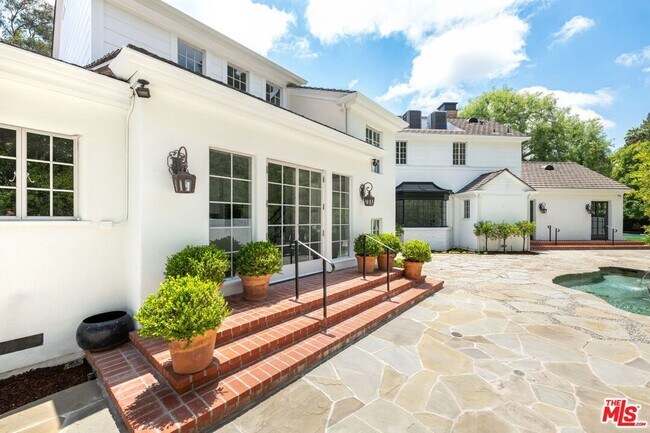 Building Photo - 1115 N Beverly Dr