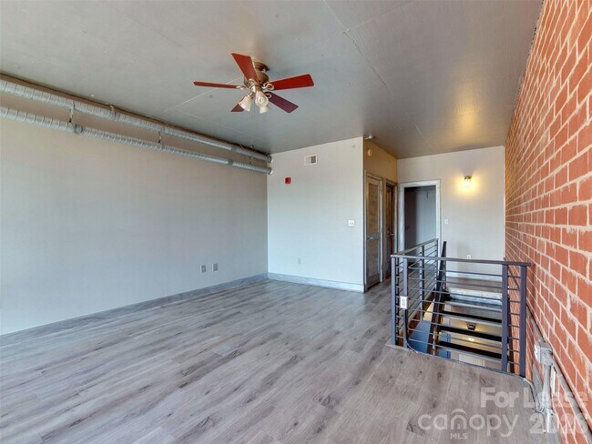 Building Photo - 710 W Trade St