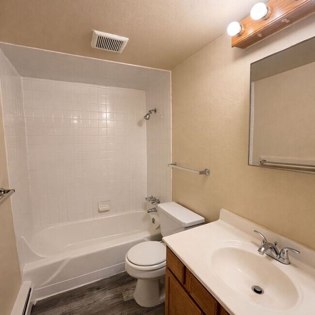 Building Photo - Updates, Simple Utilities, Awesome South Central Location - Maple Tree Apartments