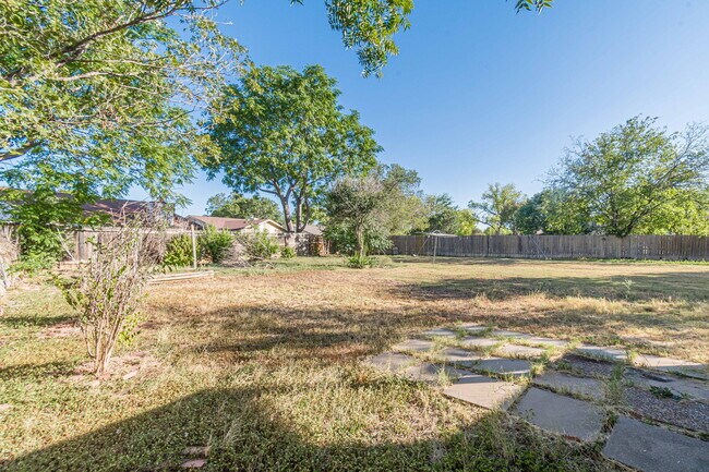 Building Photo - 9402 Valley Moss
