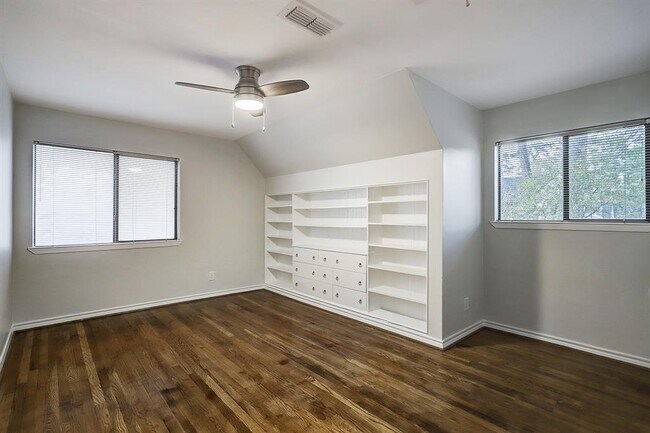 Building Photo - 1051 Gardenia Dr