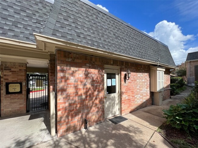 Building Photo - 1601 S Shepherd Dr