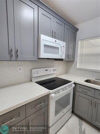 Building Photo - 2466 Lincoln St