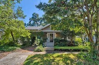 Building Photo - Adorable Bungalow in Highly Sought-After C...